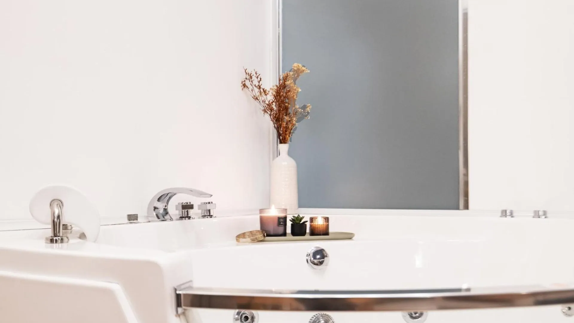 Easylife - Cav104 Prestigioso Con Jacuzzi In Centrale Milan 0*,  Italy